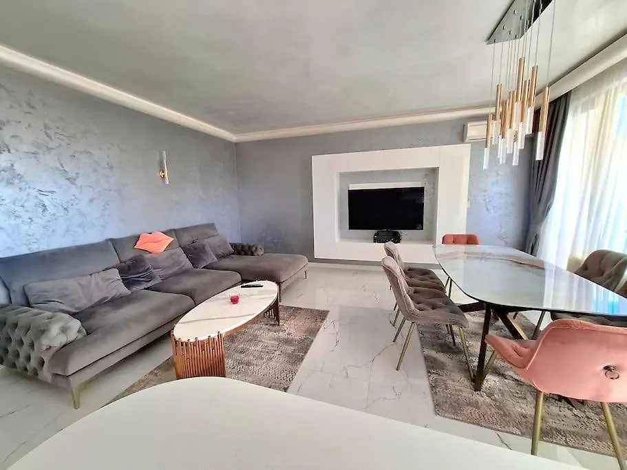 アパート Spacious Prestige Penthouse ヴァルナ